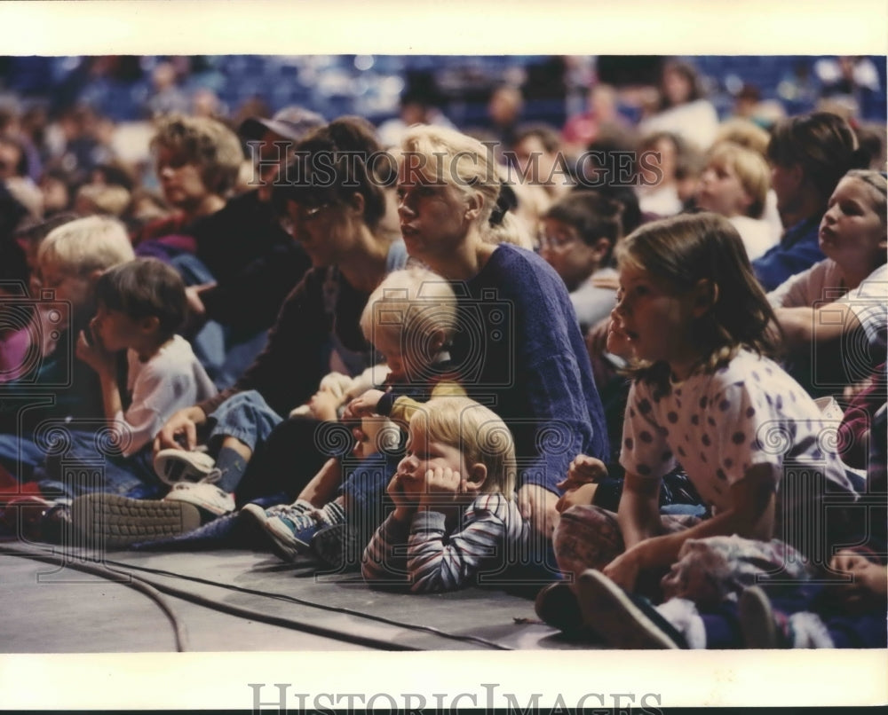 1995 Press Photo Families gather at Franklin Graham Crusade, Saskatoon, Canada - Historic Images