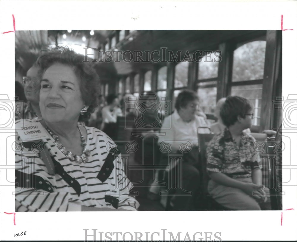 1988 Press Photo Dorothy Lohmann A Teacher Rides The Galveston, Texas Trolley. - Historic Images