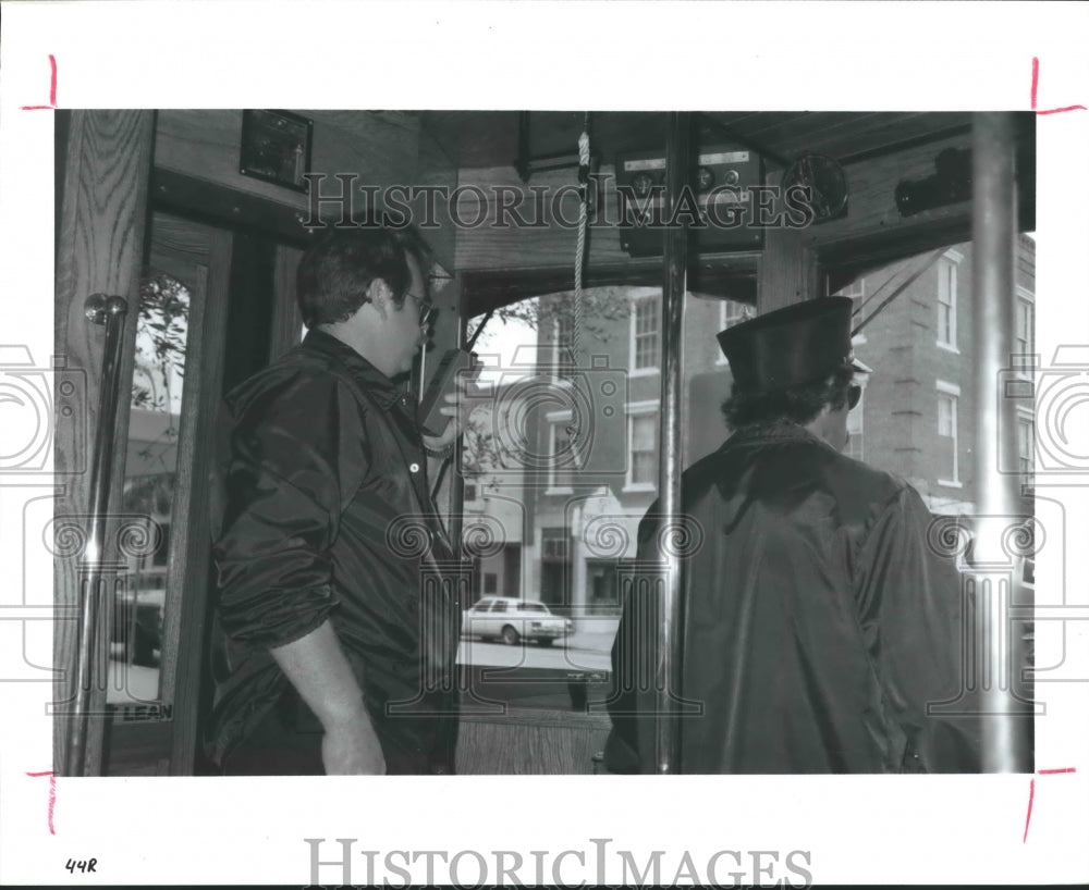 1988 Press Photo John Dundee and Taki Kypreos in Galveston, Trolley - hca19344 - Historic Images