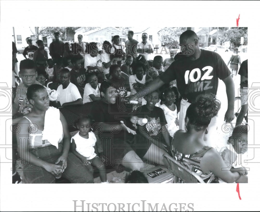 1992 Van Curry speaks with residents of Forth Ward, Houston - Historic Images