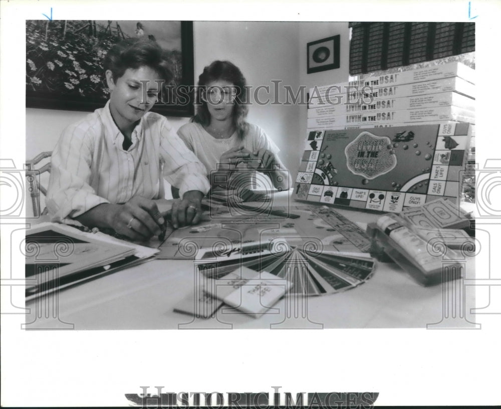 1987 Press Photo Terri Ferguson and Jan Skrehot with Game &quot;Livin&#39; in the USA&quot; - Historic Images