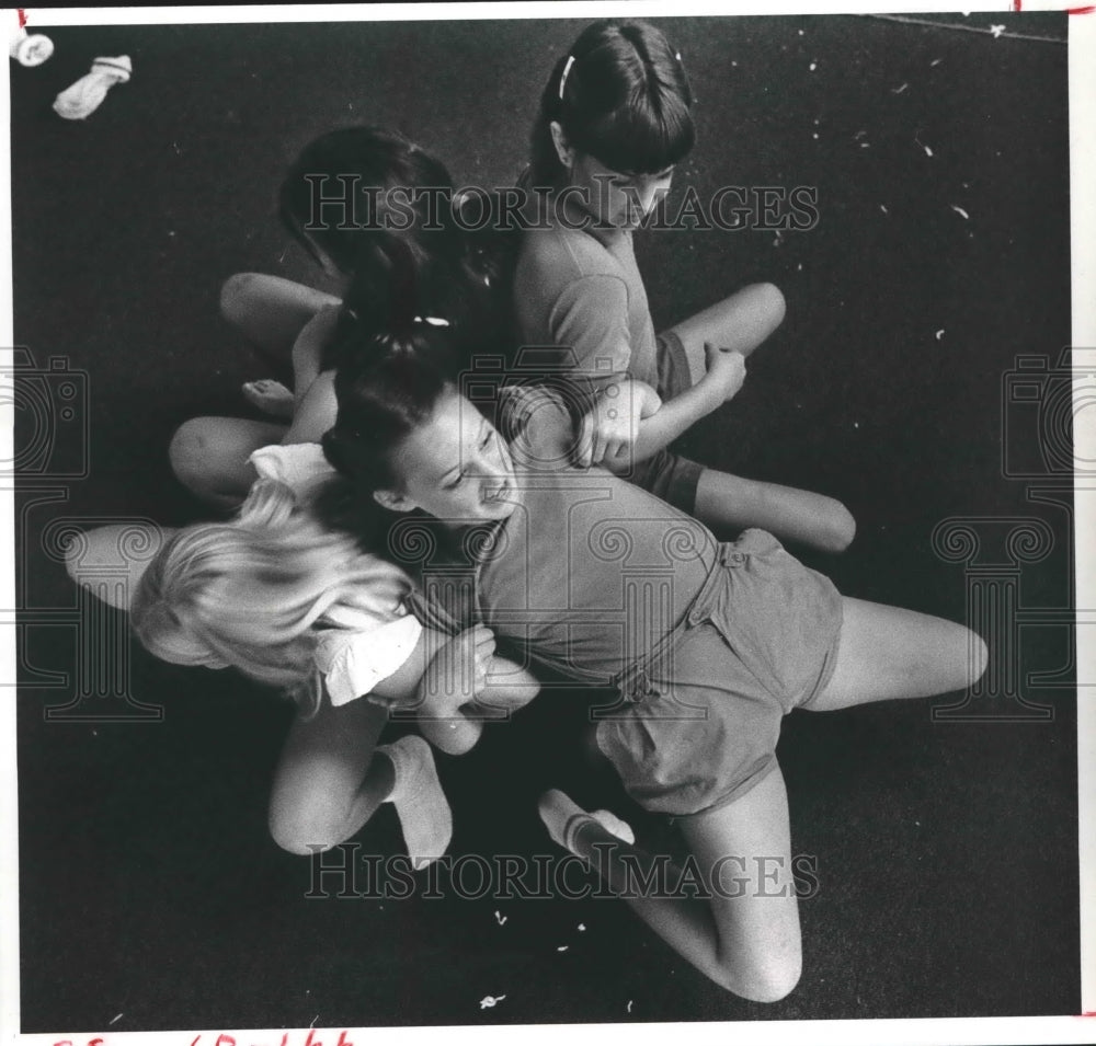 1983 Press Photo Children play New Game with enthusiasm and cooperation - Historic Images