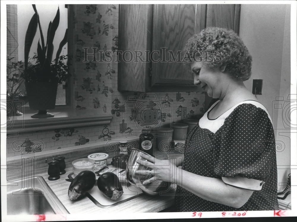 1984 Press Photo Nila Walker Fixing Food. - hca19419 - Historic Images