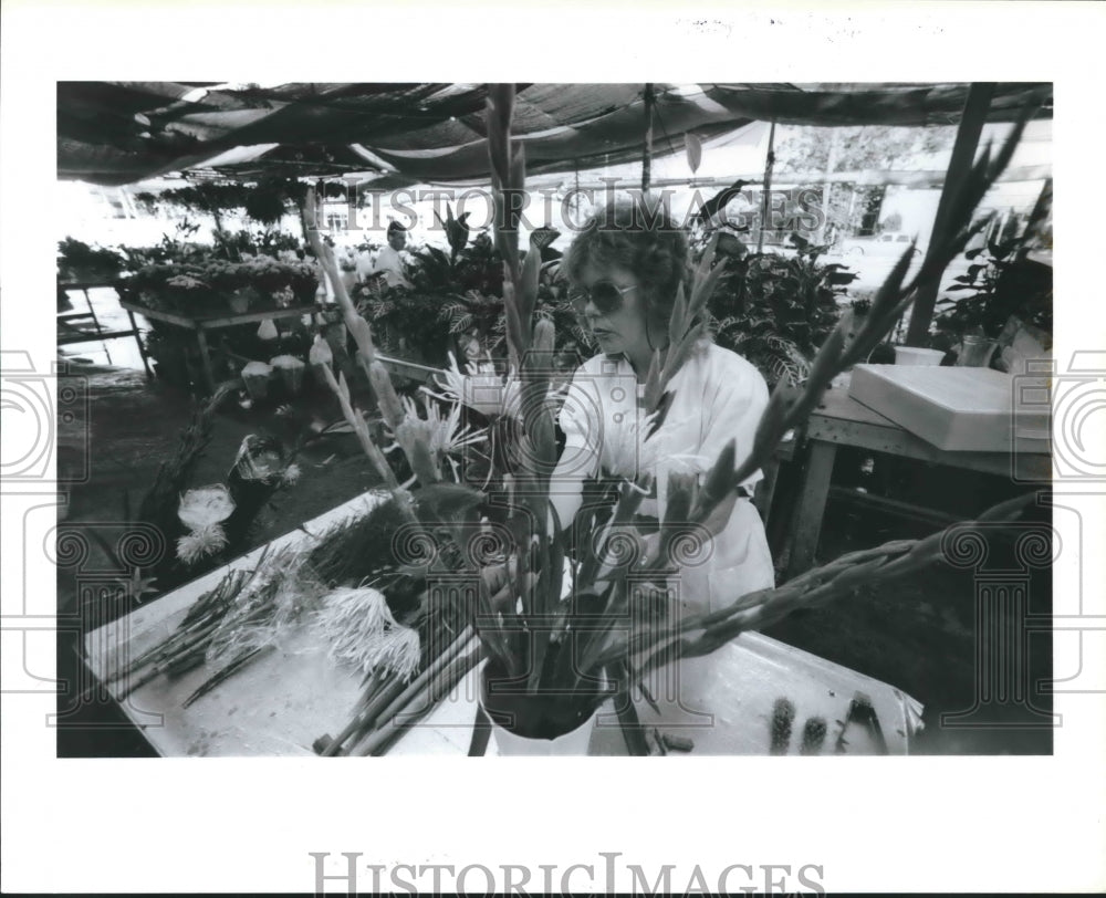 1989 Press Photo Margie Armstrong Arranges Posies At Rosedale Flowers in Houston - Historic Images