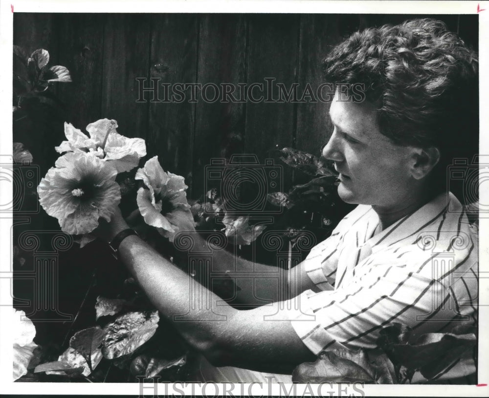 1986 Press Photo Steve Moore &amp; Hibiscus Flower Arrangement in Houston. - Historic Images