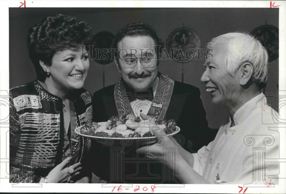 1984 Press Photo Chef Sui-Tiu Chan's Hunam Chinese Food Specialties, Texas. - Historic Images