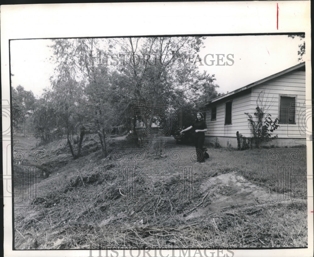 1972 Press Photo Mrs. Ann Woodard Points To Flood Control in Harris County. - Historic Images