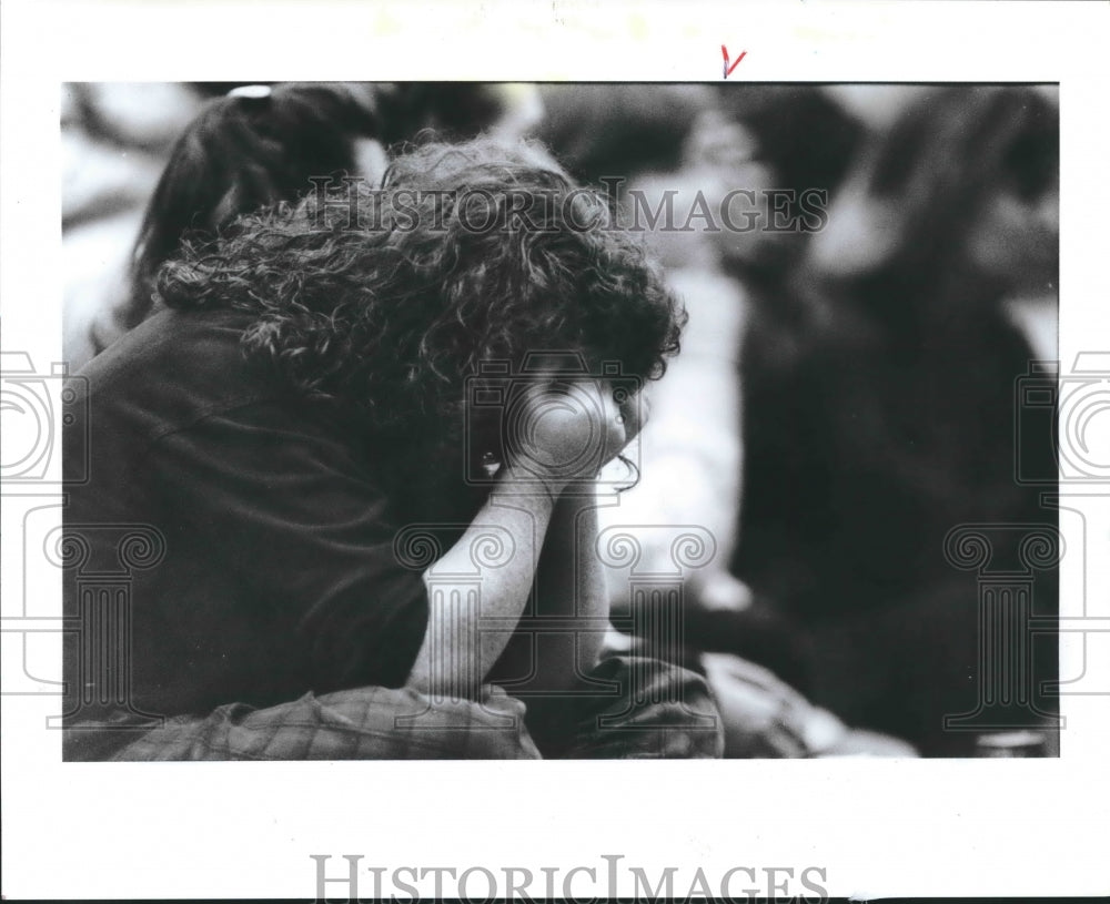 1990 Press Photo Jennifer Averitt Prays At Forest Cove Baptist Church, Kingwood - Historic Images