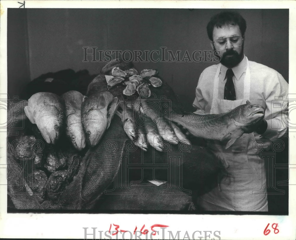 1984 Jody Larriviere of Magnolia Bar &amp; Grill Holds Food Item. - Historic Images