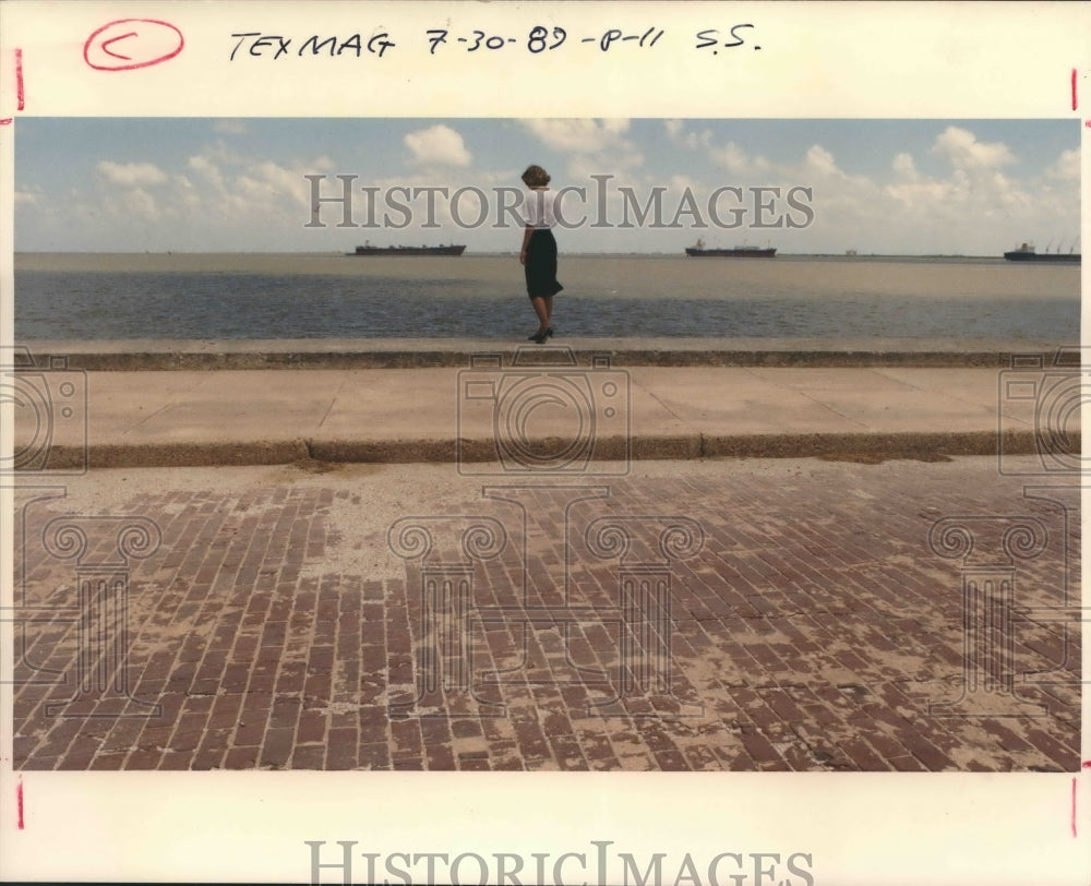 1989 Press Photo Diane Prewitt Atop Seawall At Fort Travis Bolivar Peninsula, TX - Historic Images