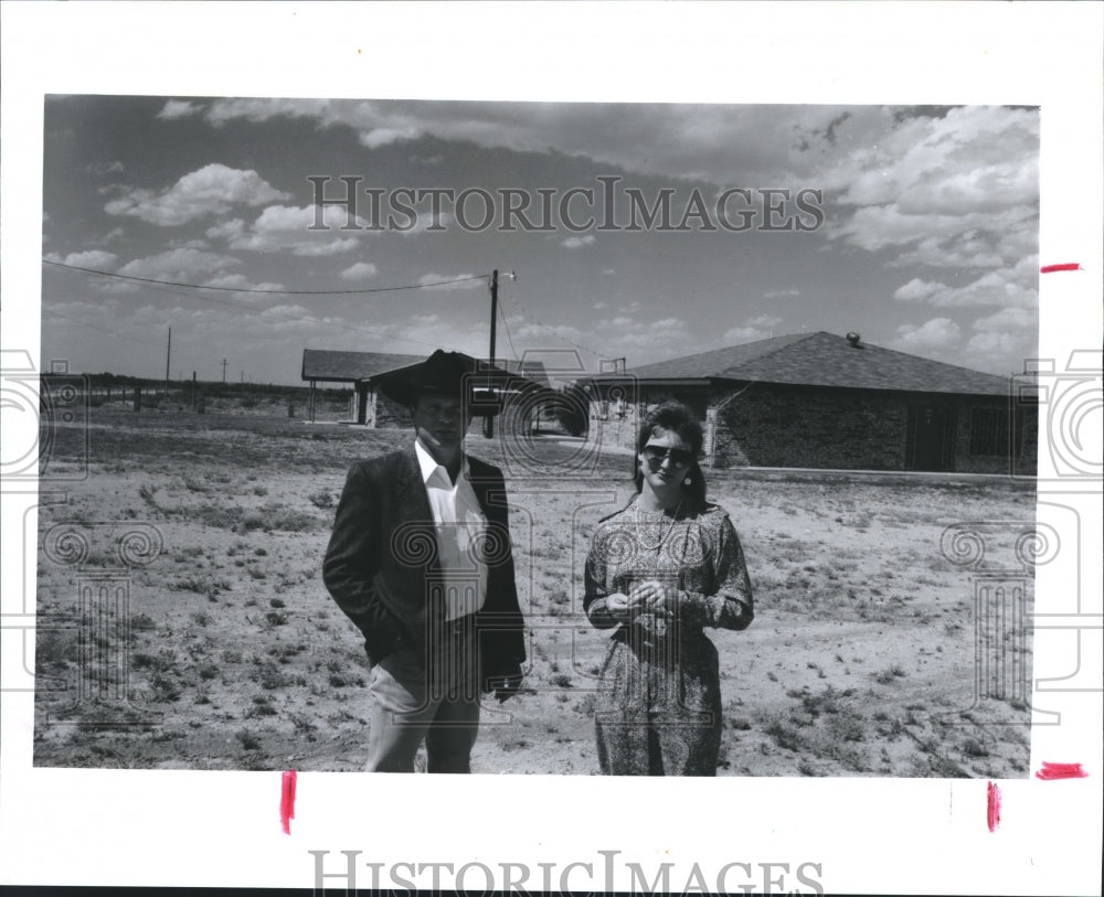 1991 Press Photo Gary Buchanan & Cindy Belardo At Fort Stockton, Texas. - Historic Images