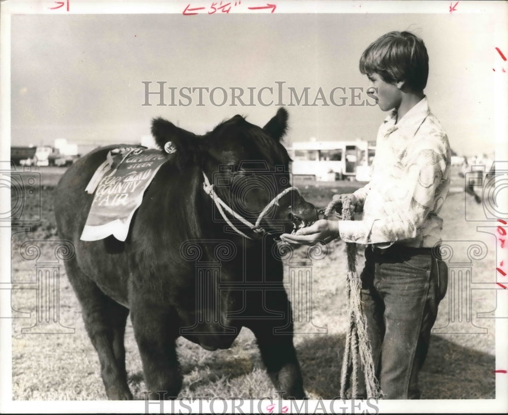 1976 Press Photo Jack Jebbia feeds his steer Pepper, Rosenberg, Texas - Historic Images