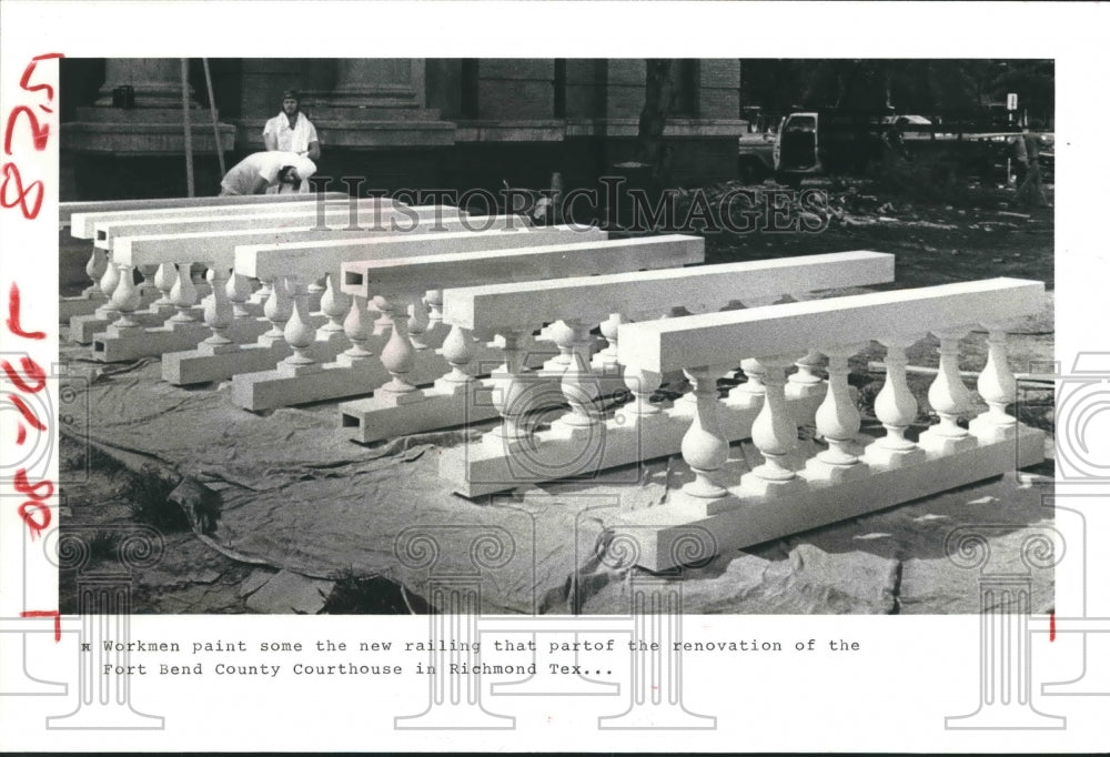 1980 Press Photo Workmen Paint &amp; Install Rails at Fort Bend County Courthouse TX - Historic Images