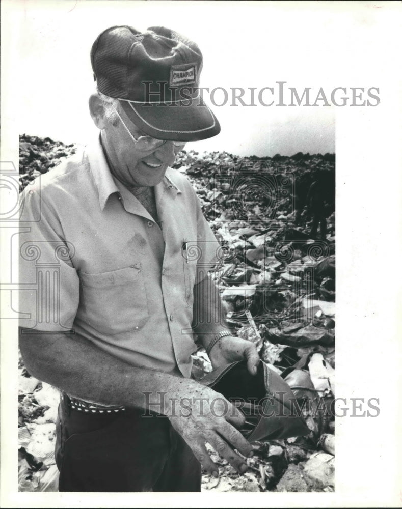 1981 Press Photo Ike Eitzmann Examines Money Bag Recovered From Garbage, Houston - Historic Images