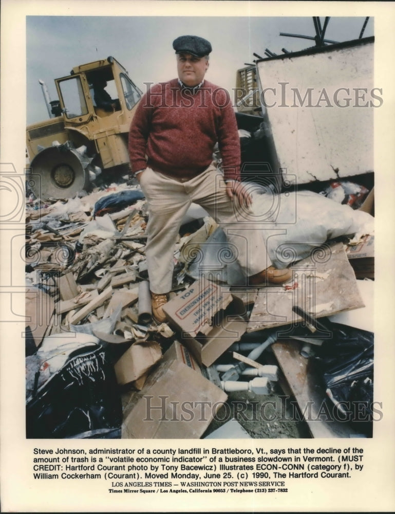 1990 Press Photo Steve Johnson stands in County landfill in Brattleboro, Vermont - Historic Images