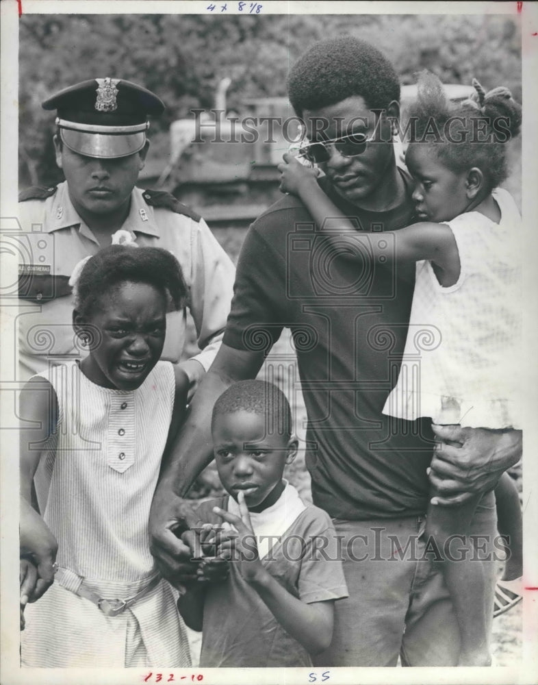 1970 Press Photo Man &amp; Youngsters Arrested At North Loop Garbage Dump in Houston - Historic Images