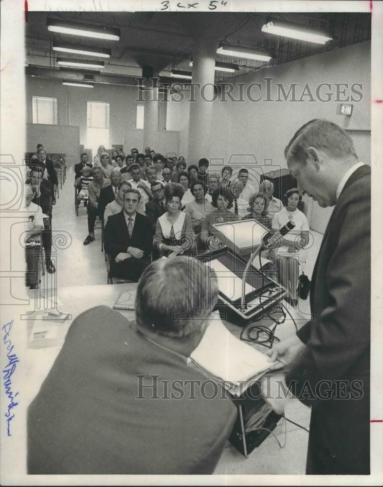 1970 Press Photo L.A. Greene Represents Against Suburban Garbage Dump in Houston - Historic Images