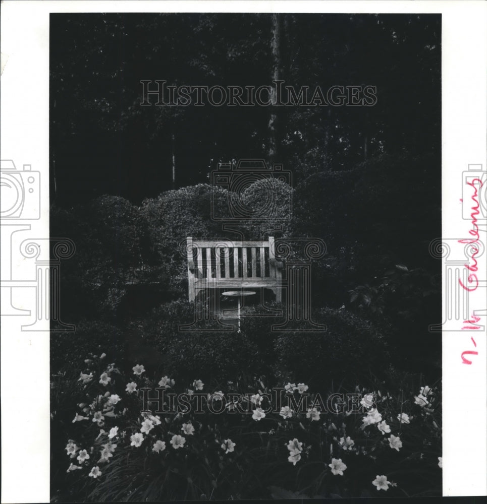 1988 Press Photo Bench surrounded by flowers and plants in Houston Garden - Historic Images