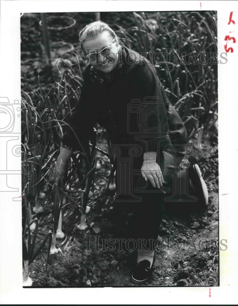 1983 Press Photo Ellen Slack With Her Onion Crop in Her Garden. - hca19589 - Historic Images