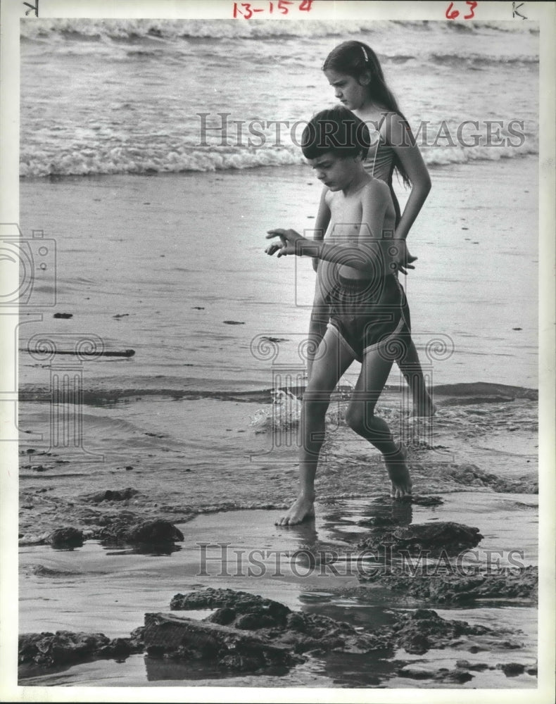 1984 Press Photo Courtney &amp; Tyler Maroney on Galveston Beach in Texas. - Historic Images