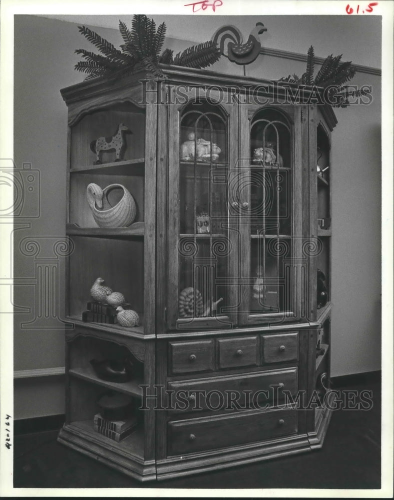 1983 Press Photo Bassett Display-Drawer Unit With Open Triangle Wall Furniture. - Historic Images