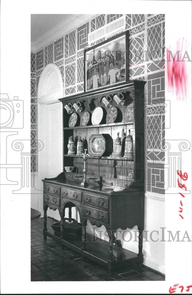 1982 Welsh Cupboard Furniture At Theta Antiques Show. - Historic Images