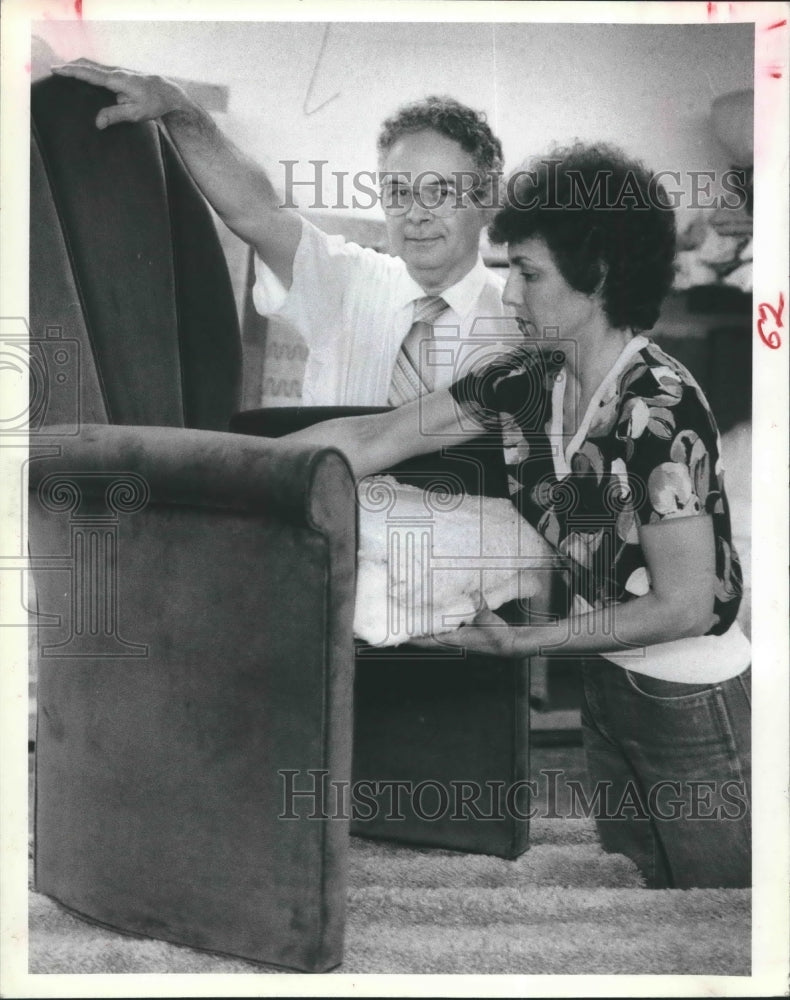 1981 Press Photo Furniture Maker S J Caldarera &amp; Lala Diaz &amp; Custom Made Chair. - Historic Images