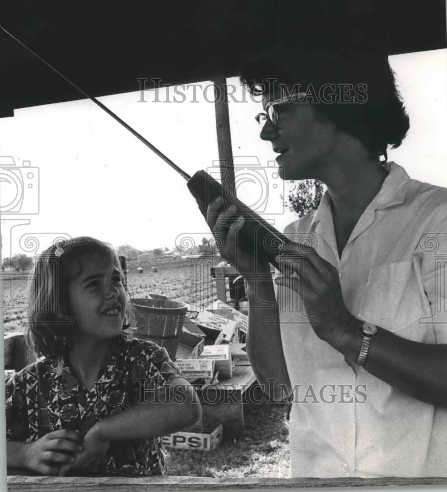 1967 Press Photo Mrs. Froberg & daughter Kathy at Froberg Strawberry Farms, TX - Historic Images