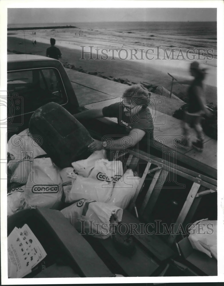 1990 Conoco volunteer Barry Immel & others clean beach at Galveston - Historic Images