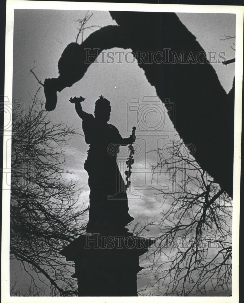 1989 Restoration Of Heroes Monument On Broadway In Galveston, Texas. - Historic Images