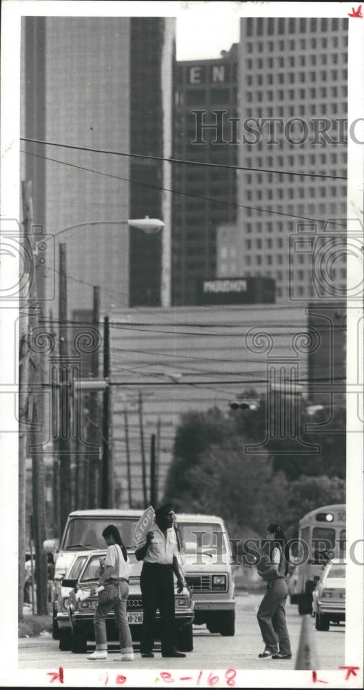 1983 Press Photo Wallace Rose Helps School Students in Fourth Ward in Houston. - Historic Images