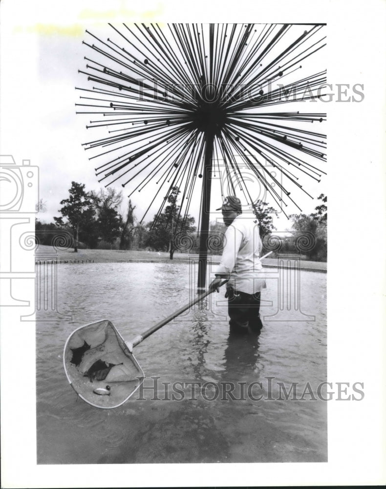 1990 Press Photo Fred Mayes Cleans Out Gus Wortham Memorial Fountain in Houston. - Historic Images