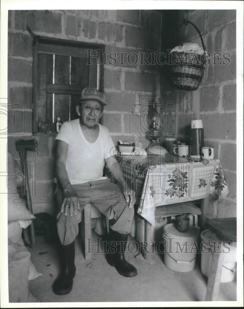 1988 Press Photo San Antonio Don Lives in the Tropical Forest of Belize. - Historic Images