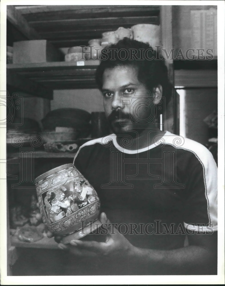 1988 Press Photo Belize archaeologist with vase in tropical forest - hca19748 - Historic Images