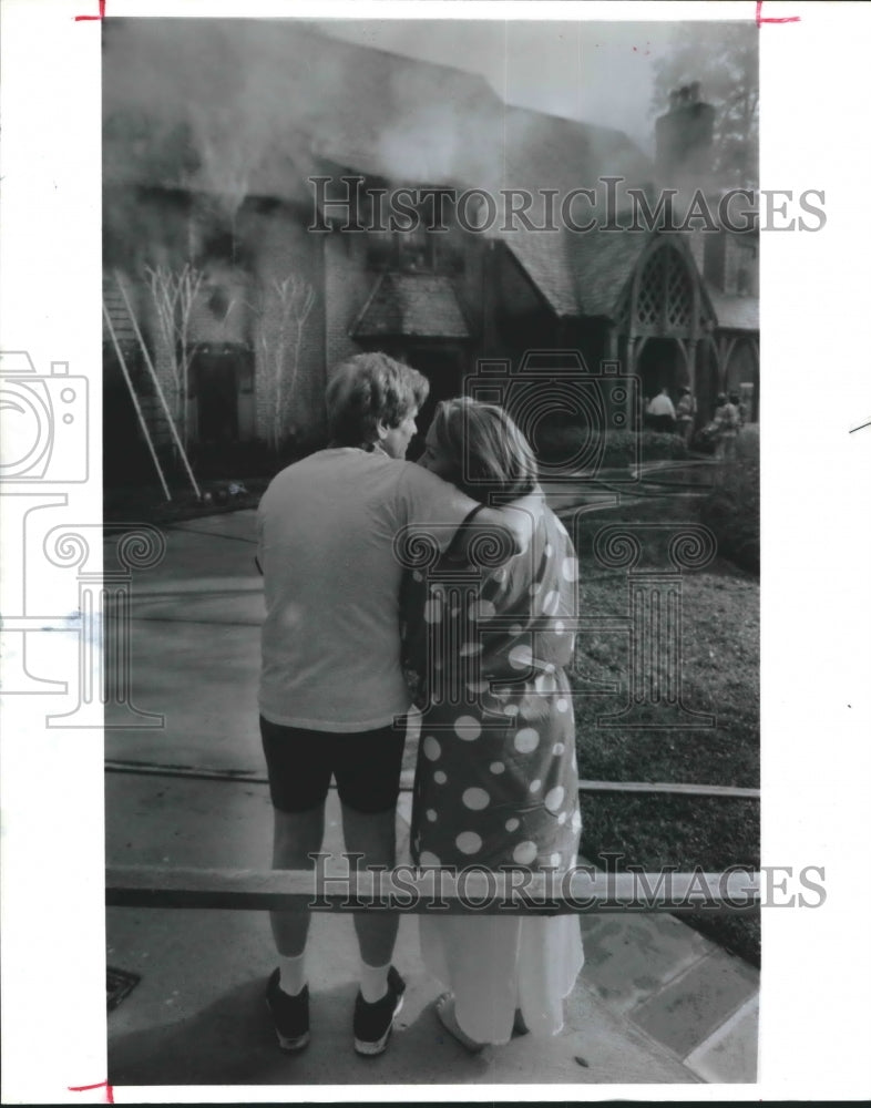 1993 Press Photo Jed and Roxanne Shaw watch their house burn in fire in Houston - Historic Images
