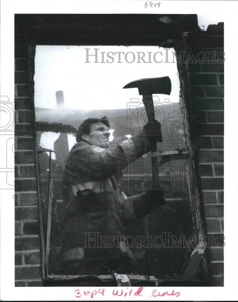 1993 Press Photo Houston firefighter D. W. Nicholds searches for hidden fire - Historic Images