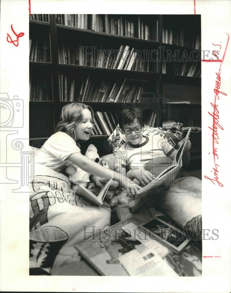 1981 Press Photo Tiffany Kincaid &amp; Robert Gates At Galena Park Schools In Texas. - Historic Images