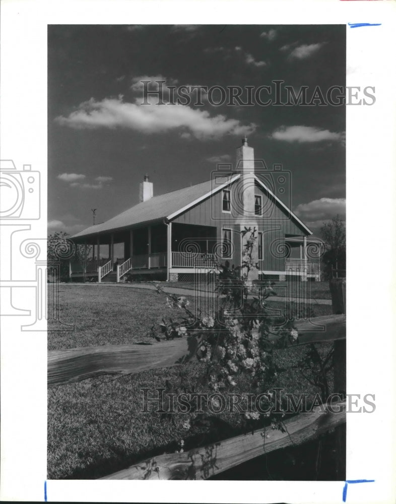 1987 Press Photo House with oversize porches at Freedom Hill Farm, Texas - Historic Images