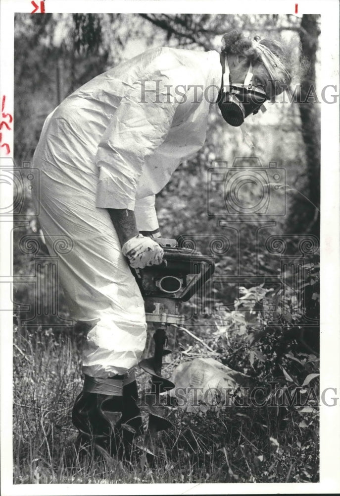 1983 Press Photo Ray Morin Digs Hole For Fence At Geneva Industries in Houston. - Historic Images