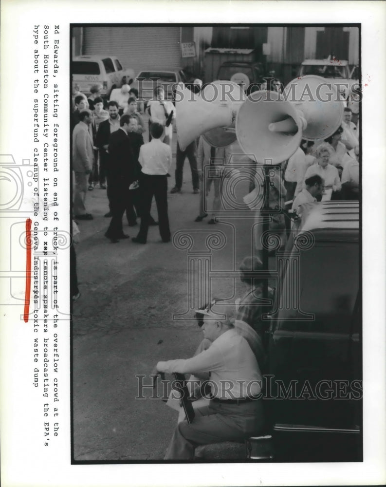 1986 Press Photo Ed Edwards &amp; Crowd At Houston Center For Geneva Industries Inc. - Historic Images