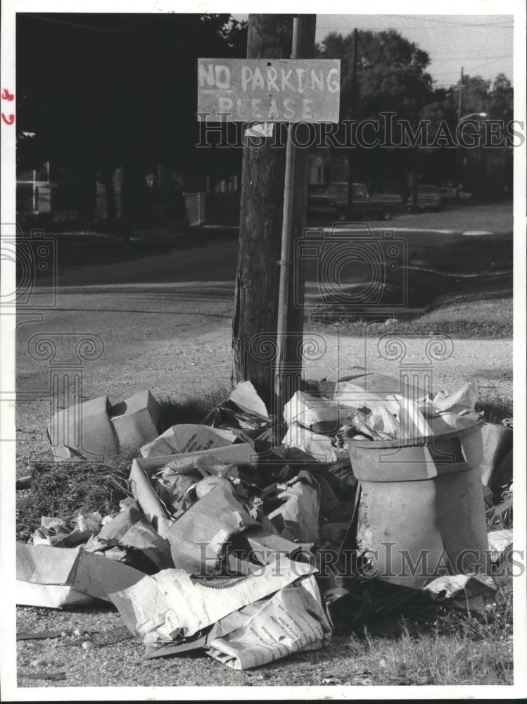 1980 Press Photo Homemade No Parking Sign Next To Garbage Heap in Houston. - Historic Images