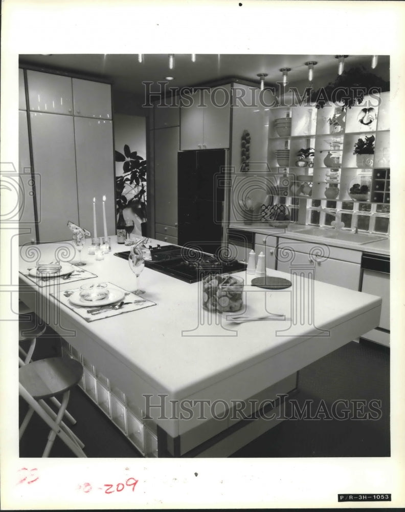 1984 Press Photo &quot;City Kitchen&quot; With Corian Counter Designed For Preparing Food. - Historic Images