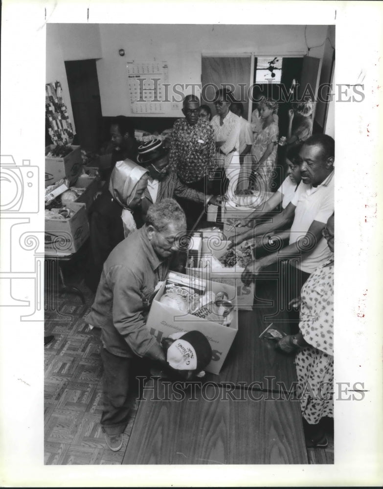 1986 Press Photo Carlton Alex Picks Up Food For Family At Baptist Church Houston - Historic Images