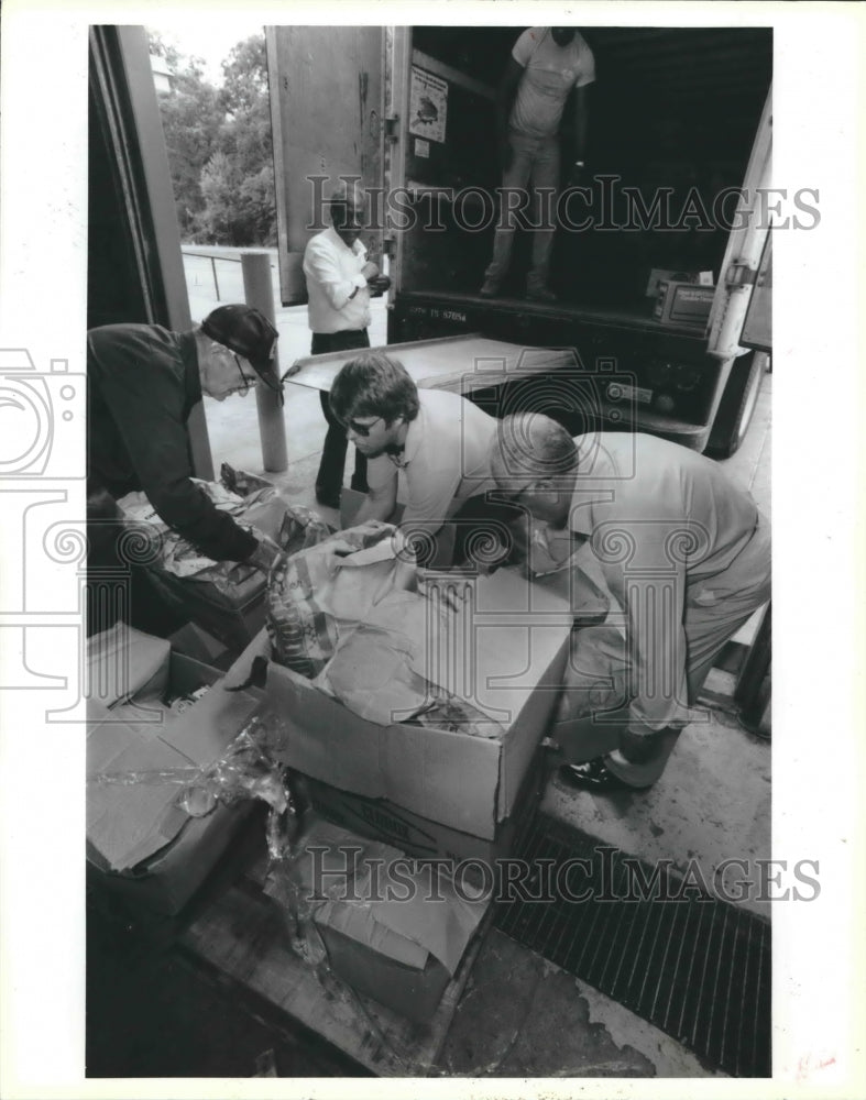 1986 Press Photo Houston Area Food Bank Volunteers Load Donated Food into Truck. - Historic Images