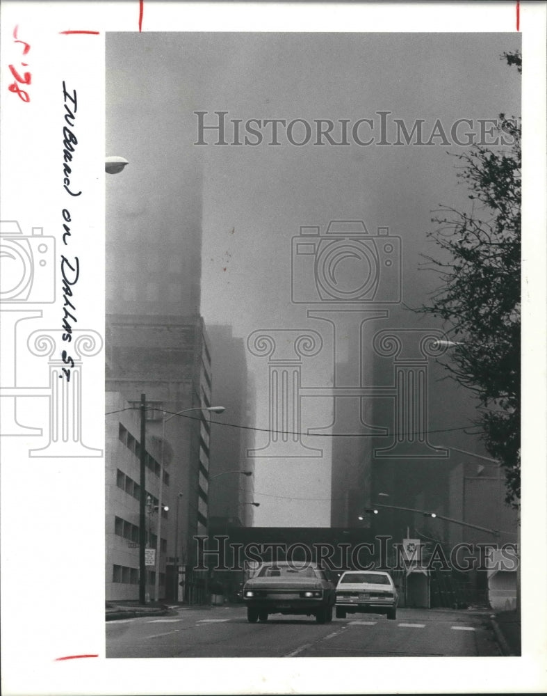 1980 Press Photo Heavy fog in downtown Houston - hca19867 - Historic Images