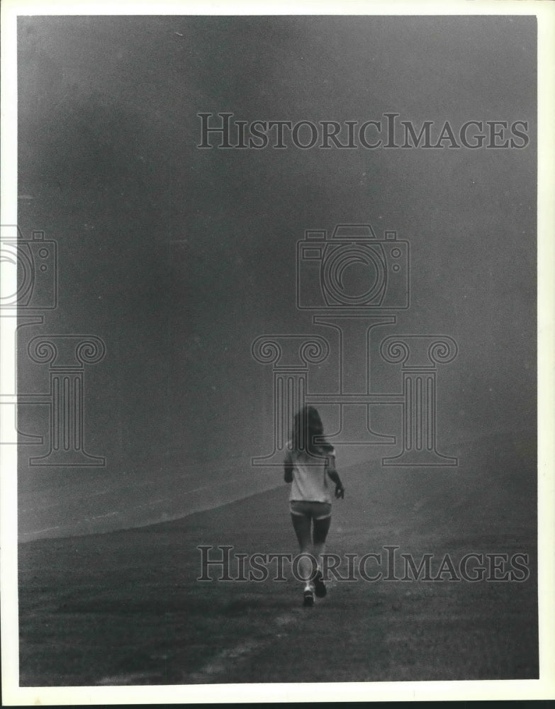 1979 Jogger finds her way though the Houston fog - Historic Images