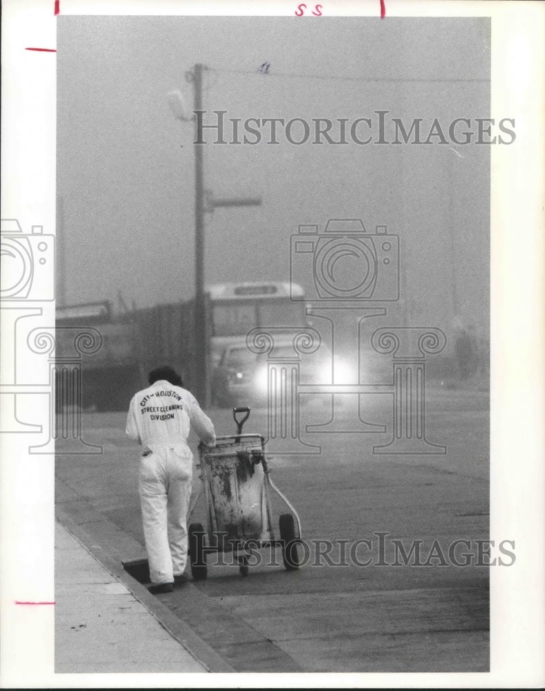 1975 Press Photo Street sweeper in heavy fog in downtown Houston - hca19877 - Historic Images