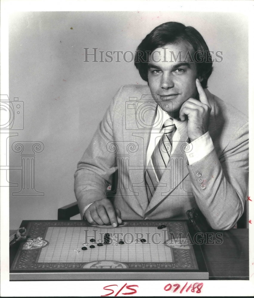 1980 Gary Gabrel's game is called Pente - Historic Images