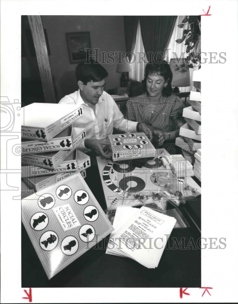 1989 Robert &amp; Christine Osborne Assemble Social Circles Game Boxes. - Historic Images
