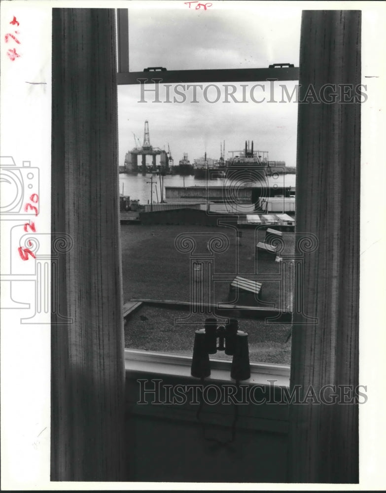 1981 Press Photo View Of Galveston's Busy Port From Rose Yunker's Window - Historic Images